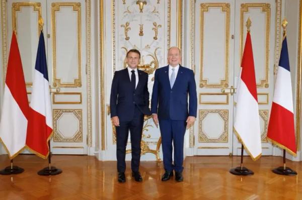 Княгиня Шарлен и князь Альбер с детьми встретились с Эммануэлем и Брижит Макрон в Монако Княгиня Шарлен и князь Альбер с детьми встретились с Эммануэлем и Брижит Макрон в Монако