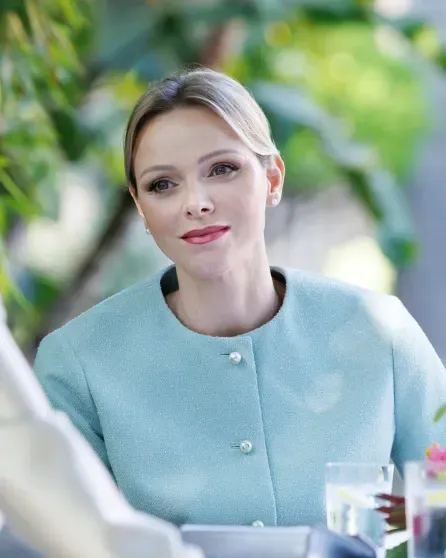 Княгиня Шарлен и князь Альбер с детьми встретились с Эммануэлем и Брижит Макрон в Монако Княгиня Шарлен и князь Альбер с детьми встретились с Эммануэлем и Брижит Макрон в Монако