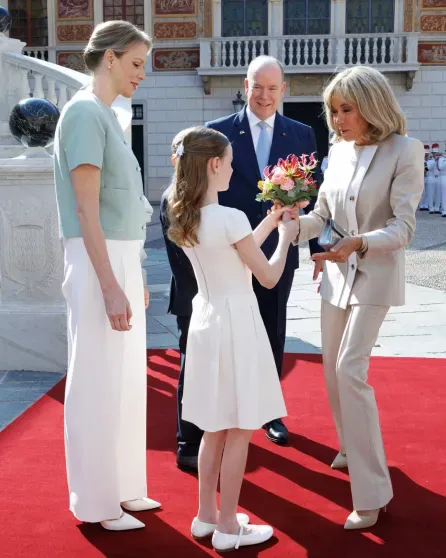 Княгиня Шарлен и князь Альбер с детьми встретились с Эммануэлем и Брижит Макрон в Монако Княгиня Шарлен и князь Альбер с детьми встретились с Эммануэлем и Брижит Макрон в Монако