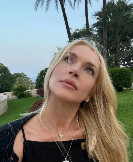 Линдси Лохан показала новые семейные фото на фоне слухов о пластике Линдси Лохан показала новые семейные фото на фоне слухов о пластике