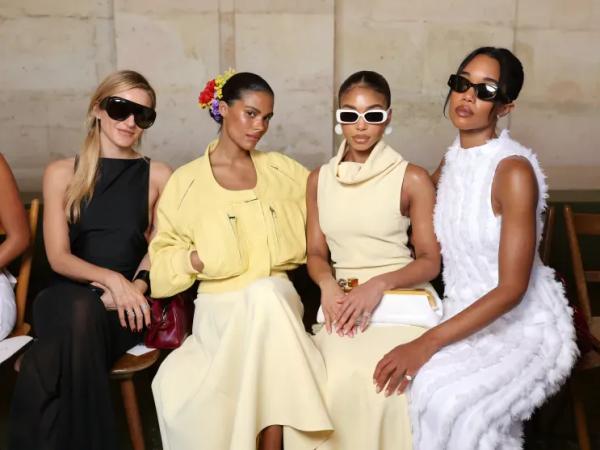 Наталья Водянова, Джиллиан Андерсон, Тина Кунаки и Летиция Каста на показе Jacquemus на Неделе моды в Париже Наталья Водянова, Джиллиан Андерсон, Тина Кунаки и Летиция Каста на показе Jacquemus на Неделе моды в Париже