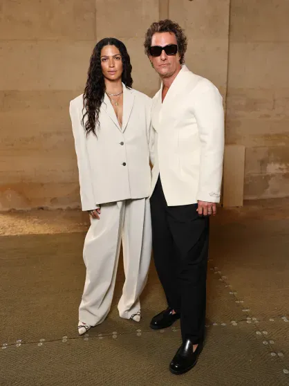 Наталья Водянова, Джиллиан Андерсон, Тина Кунаки и Летиция Каста на показе Jacquemus на Неделе моды в Париже Наталья Водянова, Джиллиан Андерсон, Тина Кунаки и Летиция Каста на показе Jacquemus на Неделе моды в Париже