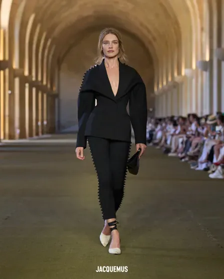 Наталья Водянова, Джиллиан Андерсон, Тина Кунаки и Летиция Каста на показе Jacquemus на Неделе моды в Париже Наталья Водянова, Джиллиан Андерсон, Тина Кунаки и Летиция Каста на показе Jacquemus на Неделе моды в Париже