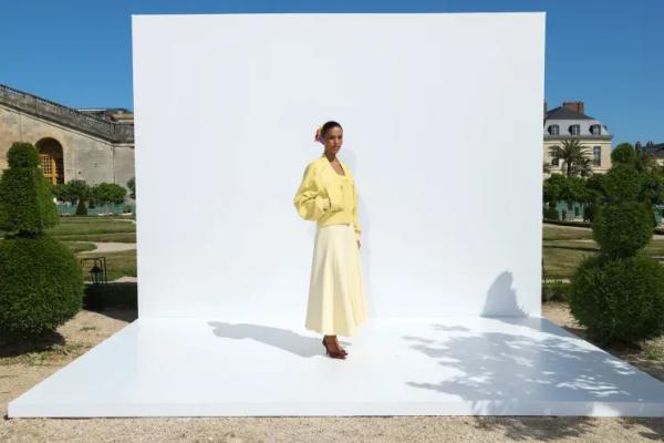 Наталья Водянова, Джиллиан Андерсон, Тина Кунаки и Летиция Каста на показе Jacquemus на Неделе моды в Париже Наталья Водянова, Джиллиан Андерсон, Тина Кунаки и Летиция Каста на показе Jacquemus на Неделе моды в Париже