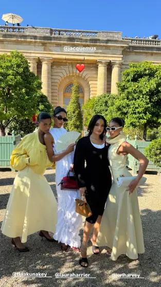 Наталья Водянова, Джиллиан Андерсон, Тина Кунаки и Летиция Каста на показе Jacquemus на Неделе моды в Париже Наталья Водянова, Джиллиан Андерсон, Тина Кунаки и Летиция Каста на показе Jacquemus на Неделе моды в Париже