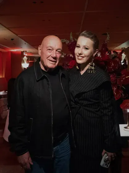 "Так я смотрю только на мужа, Познера и на бутик Prada". Ксения Собчак встретилась с Владимиром Познером в Париже "Так я смотрю только на мужа, Познера и на бутик Prada". Ксения Собчак встретилась с Владимиром Познером в Париже