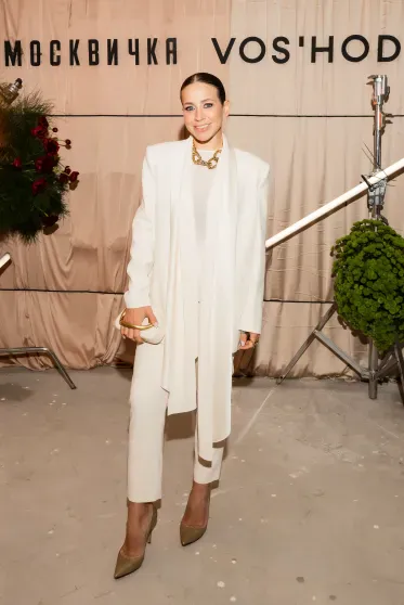 Танцы под дождём и питерская атмосфера: как Дима Билан, Анна Седокова, Аврора Киба и "вся Москва" гуляли на вечеринке в рамках ПМЭФ-2025 Танцы под дождём и питерская атмосфера: как Дима Билан, Анна Седокова, Аврора Киба и "вся Москва" гуляли на вечеринке в рамках ПМЭФ-2025