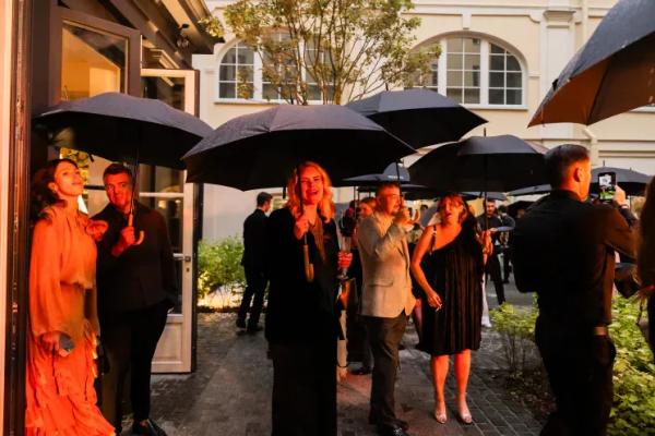 Танцы под дождём и питерская атмосфера: как Дима Билан, Анна Седокова, Аврора Киба и "вся Москва" гуляли на вечеринке в рамках ПМЭФ-2025 Танцы под дождём и питерская атмосфера: как Дима Билан, Анна Седокова, Аврора Киба и "вся Москва" гуляли на вечеринке в рамках ПМЭФ-2025