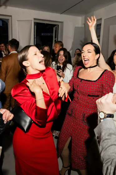 Танцы под дождём и питерская атмосфера: как Дима Билан, Анна Седокова, Аврора Киба и "вся Москва" гуляли на вечеринке в рамках ПМЭФ-2025 Танцы под дождём и питерская атмосфера: как Дима Билан, Анна Седокова, Аврора Киба и "вся Москва" гуляли на вечеринке в рамках ПМЭФ-2025