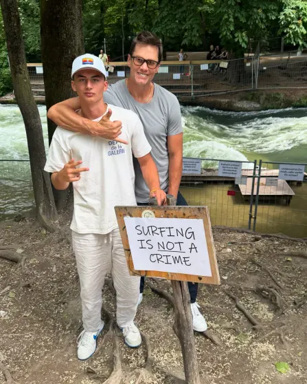 Том Брэди опубликовал новые фото с подросшими детьми от Жизель Бундхен