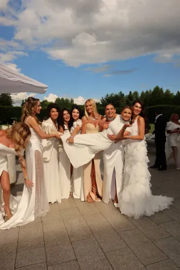 Три платья невесты, Владимир Пресняков на сцене и локация в стиле Версаля: как Виктория Лопырёва, Елена Перминова и Ида Галич гуляли на свадьбе Ксении Бородиной Три платья невесты, Владимир Пресняков на сцене и локация в стиле Версаля: как Виктория Лопырёва, Елена Перминова и Ида Галич гуляли на свадьбе Ксении Бородиной