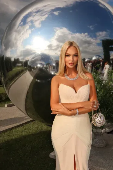 Три платья невесты, Владимир Пресняков на сцене и локация в стиле Версаля: как Виктория Лопырёва, Елена Перминова и Ида Галич гуляли на свадьбе Ксении Бородиной Три платья невесты, Владимир Пресняков на сцене и локация в стиле Версаля: как Виктория Лопырёва, Елена Перминова и Ида Галич гуляли на свадьбе Ксении Бородиной