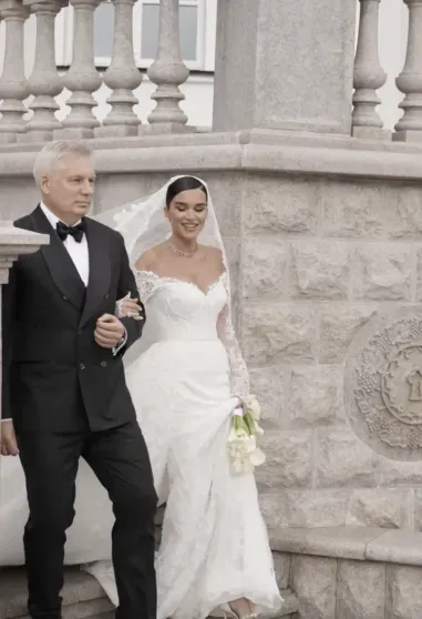 Три платья невесты, Владимир Пресняков на сцене и локация в стиле Версаля: как Виктория Лопырёва, Елена Перминова и Ида Галич гуляли на свадьбе Ксении Бородиной Три платья невесты, Владимир Пресняков на сцене и локация в стиле Версаля: как Виктория Лопырёва, Елена Перминова и Ида Галич гуляли на свадьбе Ксении Бородиной