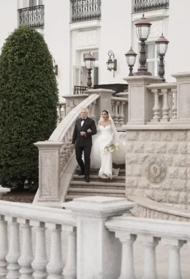 Три платья невесты, Владимир Пресняков на сцене и локация в стиле Версаля: как Виктория Лопырёва, Елена Перминова и Ида Галич гуляли на свадьбе Ксении Бородиной Три платья невесты, Владимир Пресняков на сцене и локация в стиле Версаля: как Виктория Лопырёва, Елена Перминова и Ида Галич гуляли на свадьбе Ксении Бородиной