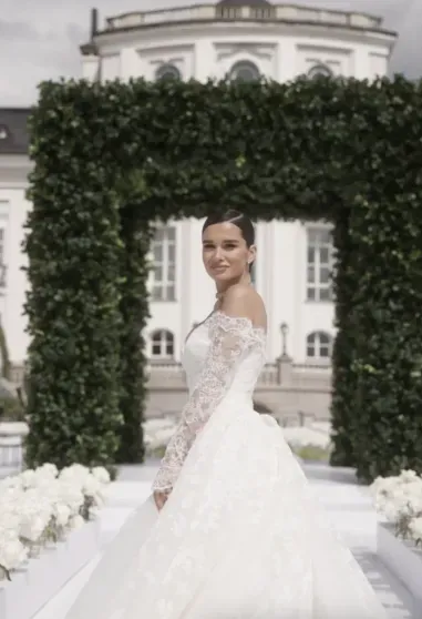 Три платья невесты, Владимир Пресняков на сцене и локация в стиле Версаля: как Виктория Лопырёва, Елена Перминова и Ида Галич гуляли на свадьбе Ксении Бородиной Три платья невесты, Владимир Пресняков на сцене и локация в стиле Версаля: как Виктория Лопырёва, Елена Перминова и Ида Галич гуляли на свадьбе Ксении Бородиной