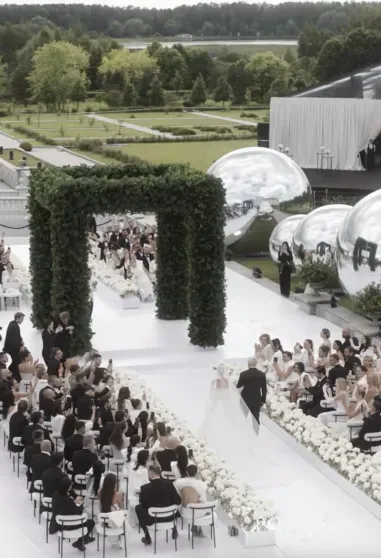 Три платья невесты, Владимир Пресняков на сцене и локация в стиле Версаля: как Виктория Лопырёва, Елена Перминова и Ида Галич гуляли на свадьбе Ксении Бородиной Три платья невесты, Владимир Пресняков на сцене и локация в стиле Версаля: как Виктория Лопырёва, Елена Перминова и Ида Галич гуляли на свадьбе Ксении Бородиной