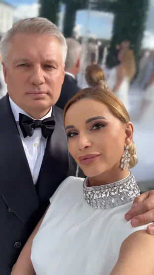 Три платья невесты, Владимир Пресняков на сцене и локация в стиле Версаля: как Виктория Лопырёва, Елена Перминова и Ида Галич гуляли на свадьбе Ксении Бородиной Три платья невесты, Владимир Пресняков на сцене и локация в стиле Версаля: как Виктория Лопырёва, Елена Перминова и Ида Галич гуляли на свадьбе Ксении Бородиной