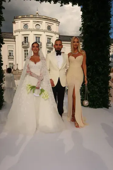 Три платья невесты, Владимир Пресняков на сцене и локация в стиле Версаля: как Виктория Лопырёва, Елена Перминова и Ида Галич гуляли на свадьбе Ксении Бородиной Три платья невесты, Владимир Пресняков на сцене и локация в стиле Версаля: как Виктория Лопырёва, Елена Перминова и Ида Галич гуляли на свадьбе Ксении Бородиной