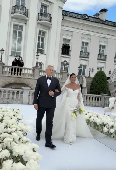 Три платья невесты, Владимир Пресняков на сцене и локация в стиле Версаля: как Виктория Лопырёва, Елена Перминова и Ида Галич гуляли на свадьбе Ксении Бородиной Три платья невесты, Владимир Пресняков на сцене и локация в стиле Версаля: как Виктория Лопырёва, Елена Перминова и Ида Галич гуляли на свадьбе Ксении Бородиной