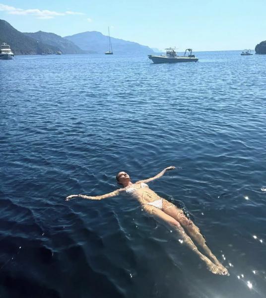 Рози Хантингтон-Уайтли поделилась редкими семейными снимками из отпуска в Италии
Рози Хантингтон-Уайтли поделилась редкими семейными снимками из отпуска в Италии