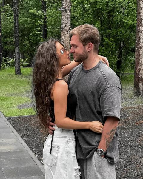 Влад Соколовский трогательно обратился к жене в день ее рождения
Влад Соколовский трогательно обратился к жене в день ее рождения