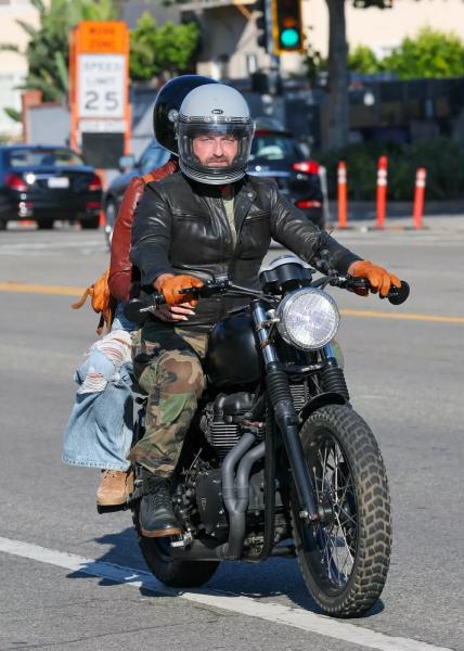 Джерард Батлер с девушкой катаются на мотоцикле по Малибу
Джерард Батлер с девушкой катаются на мотоцикле по Малибу