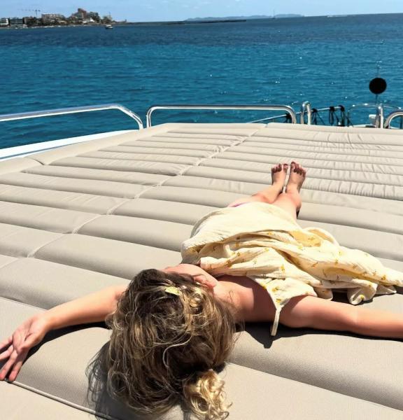 Рози Хантингтон-Уайтли поделилась редкими семейными снимками из отпуска в Италии
Рози Хантингтон-Уайтли поделилась редкими семейными снимками из отпуска в Италии