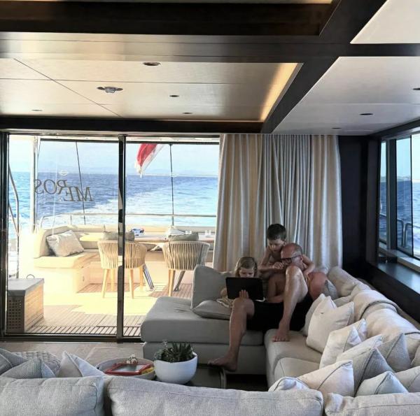 Рози Хантингтон-Уайтли поделилась редкими семейными снимками из отпуска в Италии
Рози Хантингтон-Уайтли поделилась редкими семейными снимками из отпуска в Италии