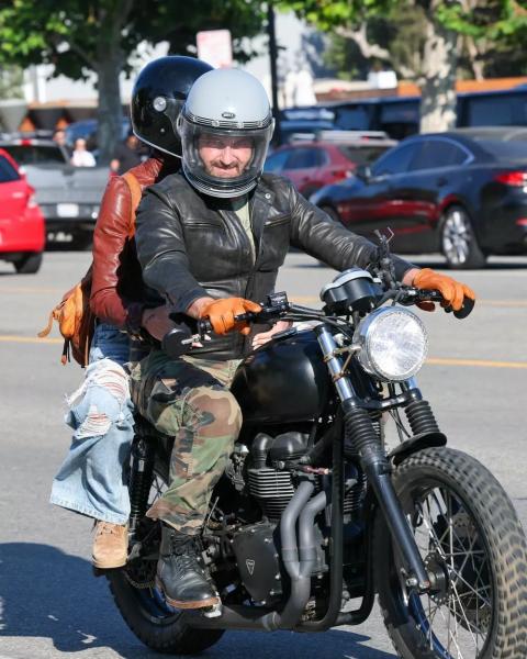 Джерард Батлер с девушкой катаются на мотоцикле по Малибу
Джерард Батлер с девушкой катаются на мотоцикле по Малибу