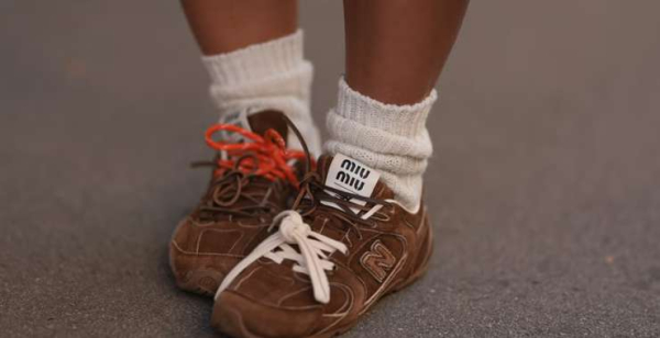 Какие кроссовки носить осенью: гид по трендам от стилиста, чтобы купить уже сейчас Какие кроссовки носить осенью: гид по трендам от стилиста, чтобы купить уже сейчас