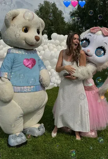 Агата Муцениеце устроила гендер-пати. Праздник посетил её сын Тимофей Агата Муцениеце устроила гендер-пати. Праздник посетил её сын Тимофей