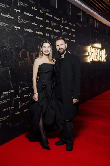 Анна Седокова с дочерью, Марк Эйдельштейн, Ольга Сутулова и Прохор Шаляпин на премьере сериала "Этерна" Анна Седокова с дочерью, Марк Эйдельштейн, Ольга Сутулова и Прохор Шаляпин на премьере сериала "Этерна"