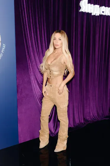 Анна Седокова с дочерью, Марк Эйдельштейн, Ольга Сутулова и Прохор Шаляпин на премьере сериала "Этерна" Анна Седокова с дочерью, Марк Эйдельштейн, Ольга Сутулова и Прохор Шаляпин на премьере сериала "Этерна"