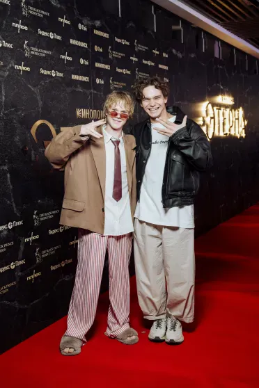 Анна Седокова с дочерью, Марк Эйдельштейн, Ольга Сутулова и Прохор Шаляпин на премьере сериала "Этерна" Анна Седокова с дочерью, Марк Эйдельштейн, Ольга Сутулова и Прохор Шаляпин на премьере сериала "Этерна"