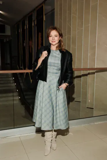 Анна Седокова с дочерью, Марк Эйдельштейн, Ольга Сутулова и Прохор Шаляпин на премьере сериала "Этерна" Анна Седокова с дочерью, Марк Эйдельштейн, Ольга Сутулова и Прохор Шаляпин на премьере сериала "Этерна"