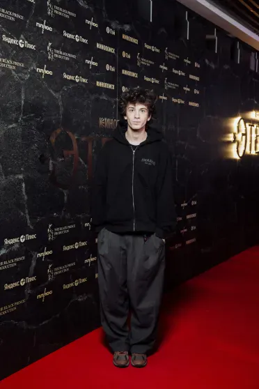 Анна Седокова с дочерью, Марк Эйдельштейн, Ольга Сутулова и Прохор Шаляпин на премьере сериала "Этерна" Анна Седокова с дочерью, Марк Эйдельштейн, Ольга Сутулова и Прохор Шаляпин на премьере сериала "Этерна"