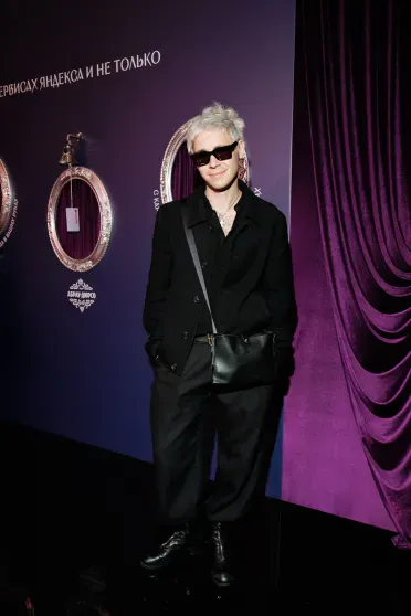 Анна Седокова с дочерью, Марк Эйдельштейн, Ольга Сутулова и Прохор Шаляпин на премьере сериала "Этерна" Анна Седокова с дочерью, Марк Эйдельштейн, Ольга Сутулова и Прохор Шаляпин на премьере сериала "Этерна"