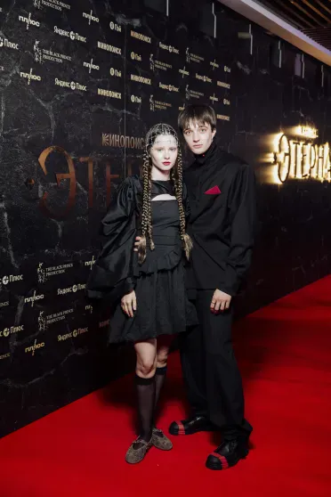 Анна Седокова с дочерью, Марк Эйдельштейн, Ольга Сутулова и Прохор Шаляпин на премьере сериала "Этерна" Анна Седокова с дочерью, Марк Эйдельштейн, Ольга Сутулова и Прохор Шаляпин на премьере сериала "Этерна"