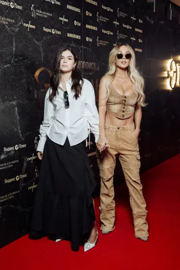 Анна Седокова с дочерью, Марк Эйдельштейн, Ольга Сутулова и Прохор Шаляпин на премьере сериала "Этерна" Анна Седокова с дочерью, Марк Эйдельштейн, Ольга Сутулова и Прохор Шаляпин на премьере сериала "Этерна"