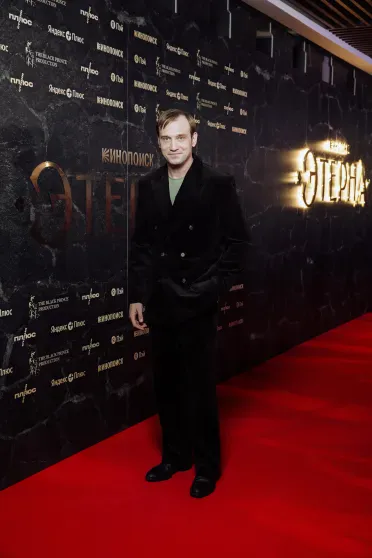 Анна Седокова с дочерью, Марк Эйдельштейн, Ольга Сутулова и Прохор Шаляпин на премьере сериала "Этерна" Анна Седокова с дочерью, Марк Эйдельштейн, Ольга Сутулова и Прохор Шаляпин на премьере сериала "Этерна"