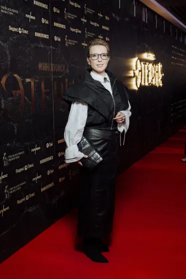 Анна Седокова с дочерью, Марк Эйдельштейн, Ольга Сутулова и Прохор Шаляпин на премьере сериала "Этерна" Анна Седокова с дочерью, Марк Эйдельштейн, Ольга Сутулова и Прохор Шаляпин на премьере сериала "Этерна"