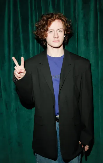 Анна Седокова с дочерью, Марк Эйдельштейн, Ольга Сутулова и Прохор Шаляпин на премьере сериала "Этерна" Анна Седокова с дочерью, Марк Эйдельштейн, Ольга Сутулова и Прохор Шаляпин на премьере сериала "Этерна"