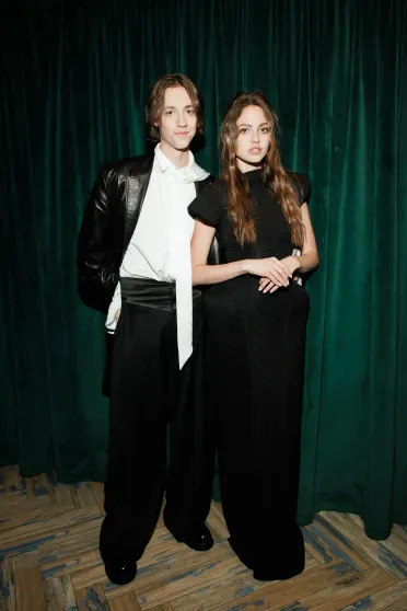 Анна Седокова с дочерью, Марк Эйдельштейн, Ольга Сутулова и Прохор Шаляпин на премьере сериала "Этерна" Анна Седокова с дочерью, Марк Эйдельштейн, Ольга Сутулова и Прохор Шаляпин на премьере сериала "Этерна"