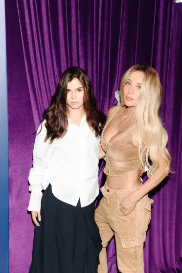 Анна Седокова с дочерью, Марк Эйдельштейн, Ольга Сутулова и Прохор Шаляпин на премьере сериала "Этерна" Анна Седокова с дочерью, Марк Эйдельштейн, Ольга Сутулова и Прохор Шаляпин на премьере сериала "Этерна"