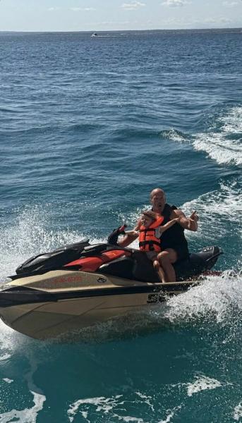 Рози Хантингтон-Уайтли поделилась редкими семейными снимками из отпуска в Италии
Рози Хантингтон-Уайтли поделилась редкими семейными снимками из отпуска в Италии