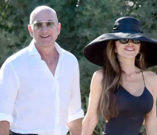 Джефф Безос и Лорен Санчес проводят медовый месяц в Сен-Тропе Джефф Безос и Лорен Санчес проводят медовый месяц в Сен-Тропе