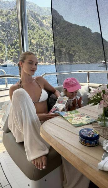 Рози Хантингтон-Уайтли поделилась редкими семейными снимками из отпуска в Италии
Рози Хантингтон-Уайтли поделилась редкими семейными снимками из отпуска в Италии