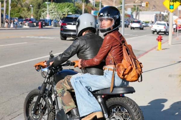 Джерард Батлер с девушкой катаются на мотоцикле по Малибу
Джерард Батлер с девушкой катаются на мотоцикле по Малибу