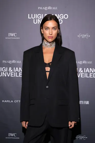 Ирина Шейк поцеловалась с итальянским актёром на съёмках в Неаполе Ирина Шейк поцеловалась с итальянским актёром на съёмках в Неаполе