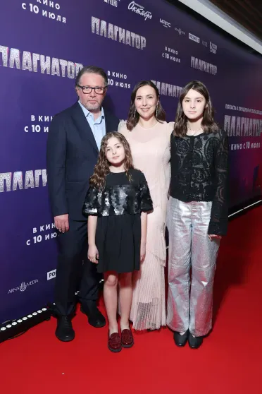 Юлия Снигирь, Стася Милославская с женихом и Марат Башаров с дочерью на премьере фильма "Плагиатор" Юлия Снигирь, Стася Милославская с женихом и Марат Башаров с дочерью на премьере фильма "Плагиатор"